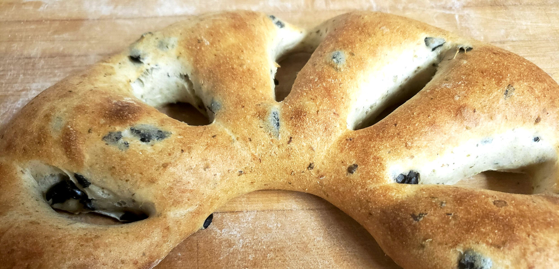 Pain aux olives et origan