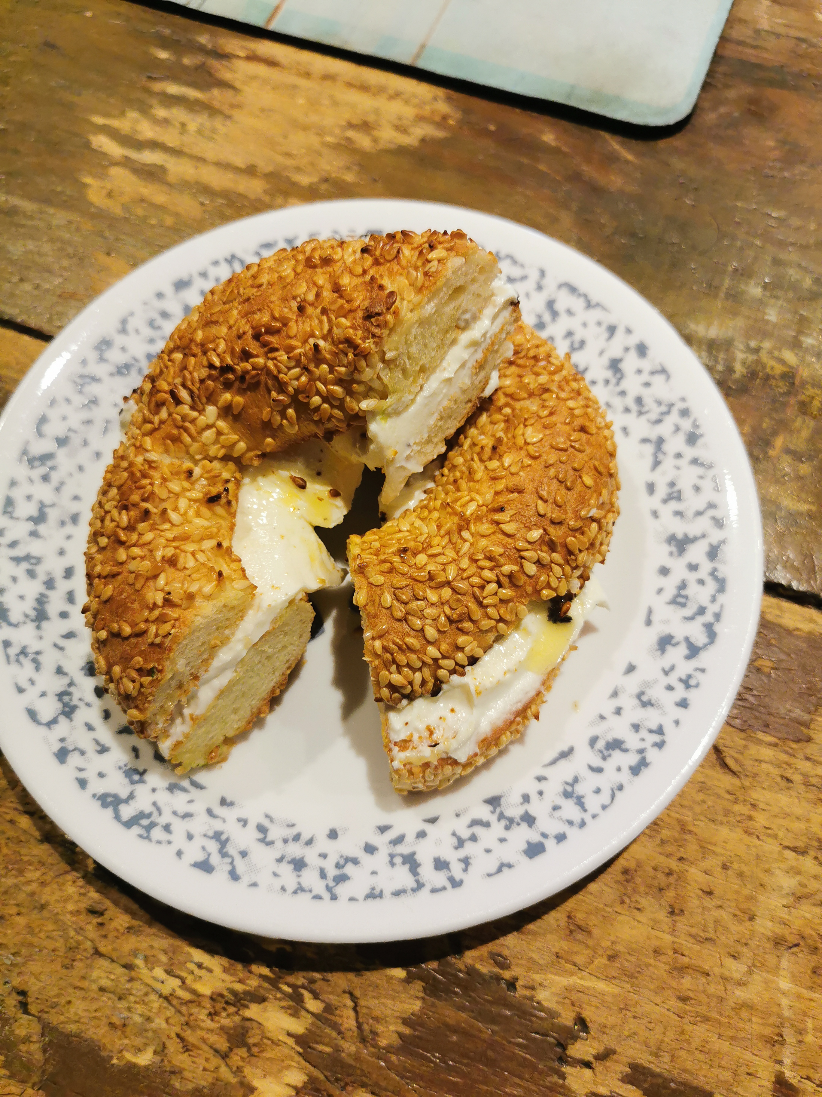 Bagel grillé avec fromage à la crème